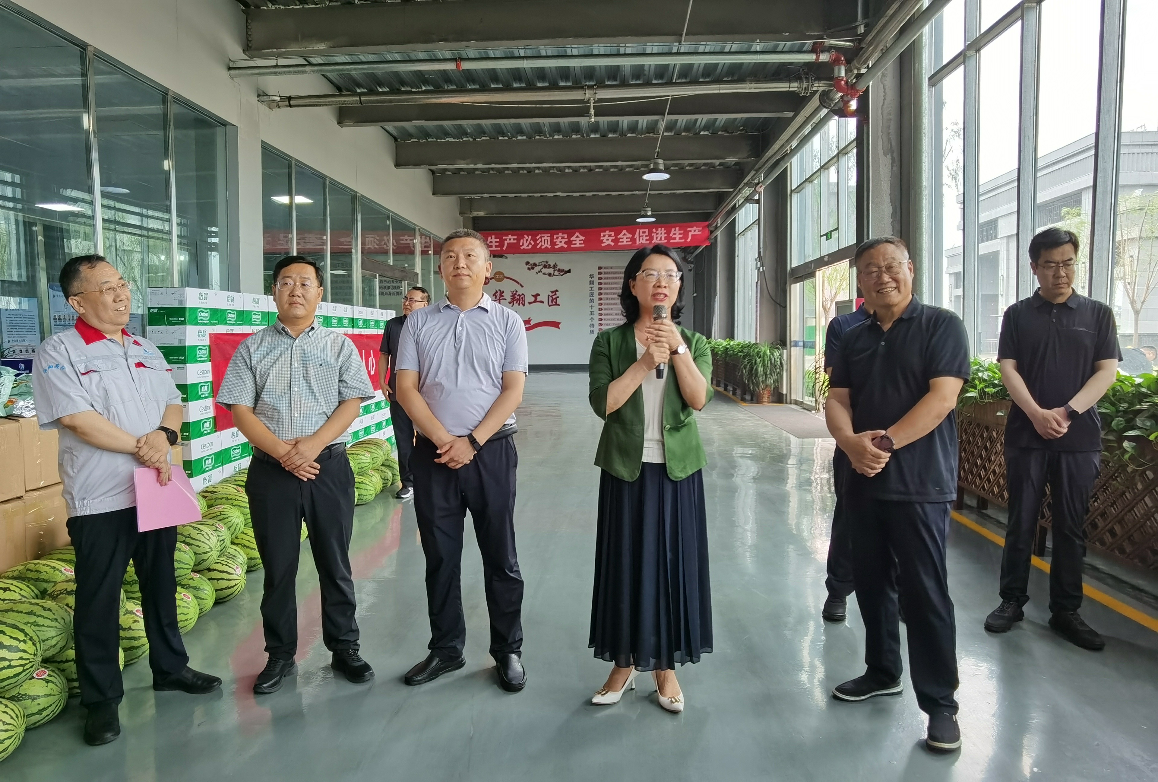 清凉慰问暖人心、凝心聚力鼓劲头